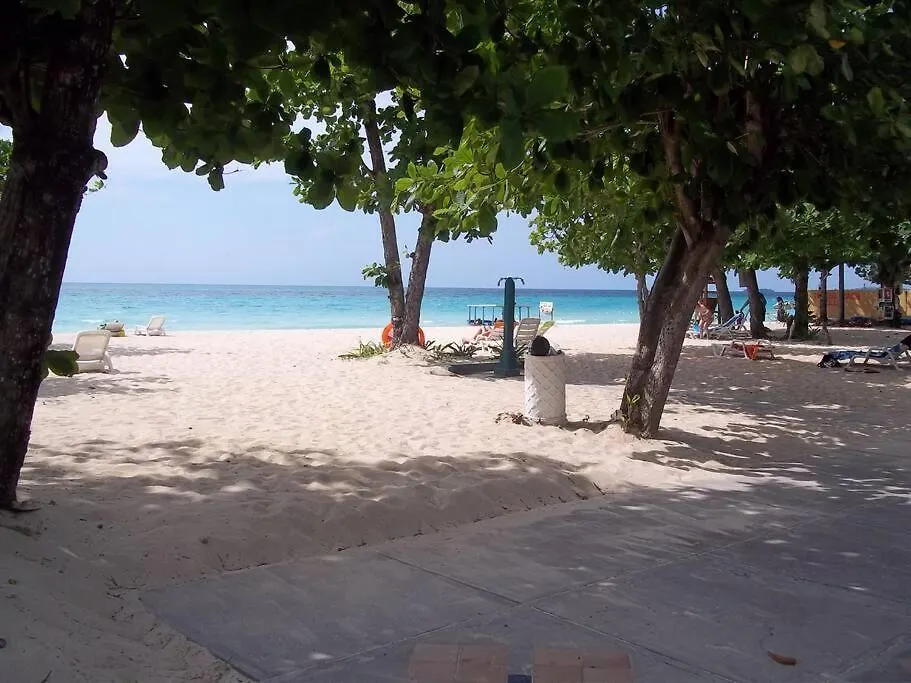 2 Bdr Apt On 7 Mile Beach At Negril Beach Club